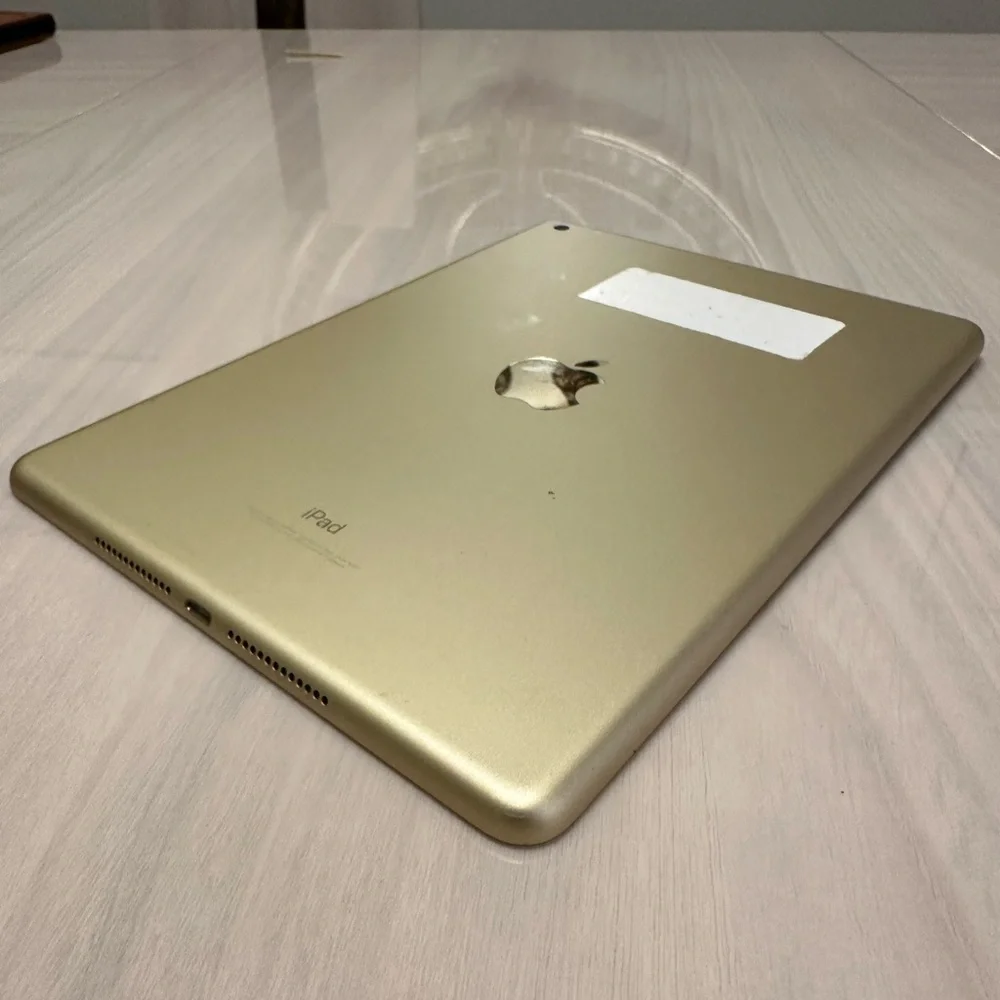 Apple iPad 5th Gen A1822 32GB WiFi – Works, Needs Screen Repair